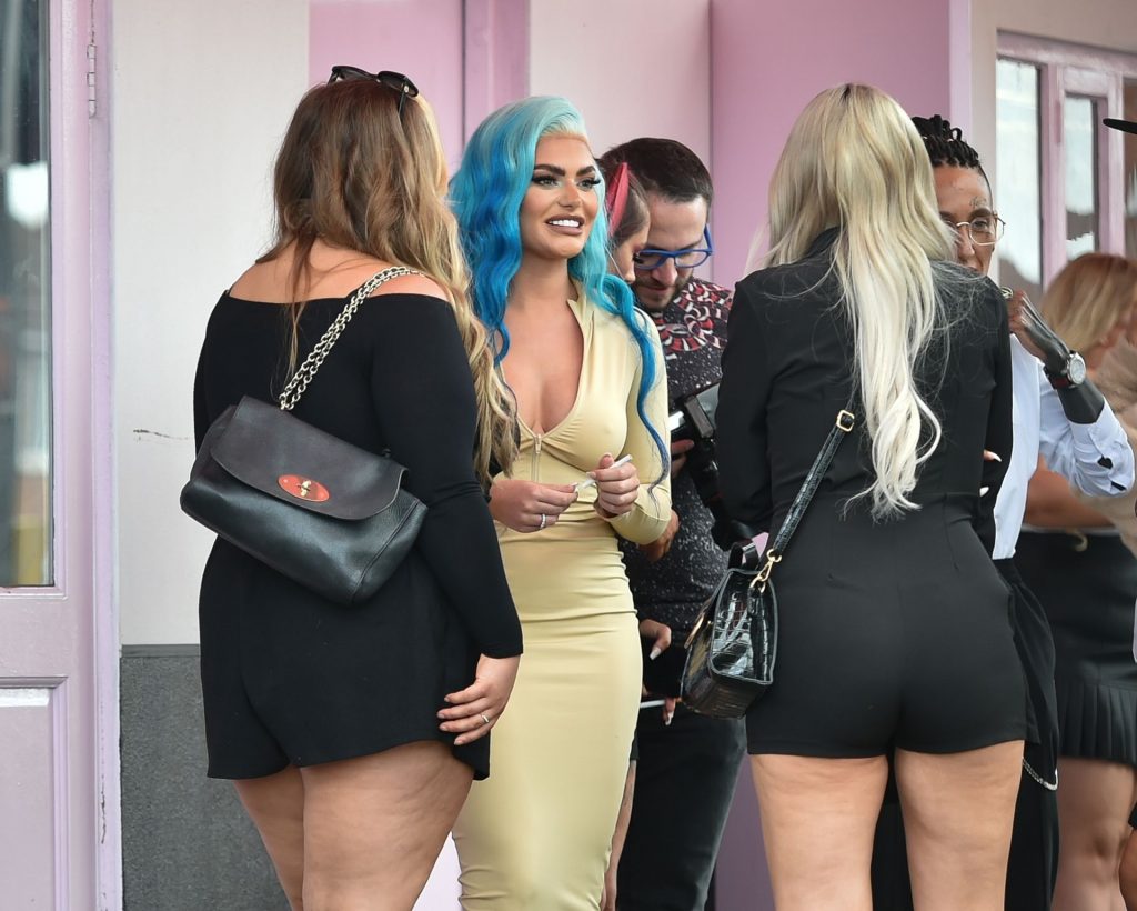 Blue-Haired Megan Barton Hanson Hanging Out with Other Trashy People gallery, pic 16