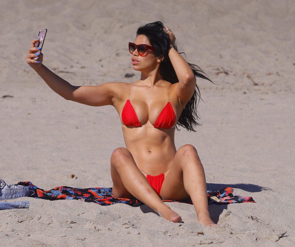 Voluptuous Brunette Suelyn Medeiros Wearing Skimpy Bikini in Malibu gallery, pic 12