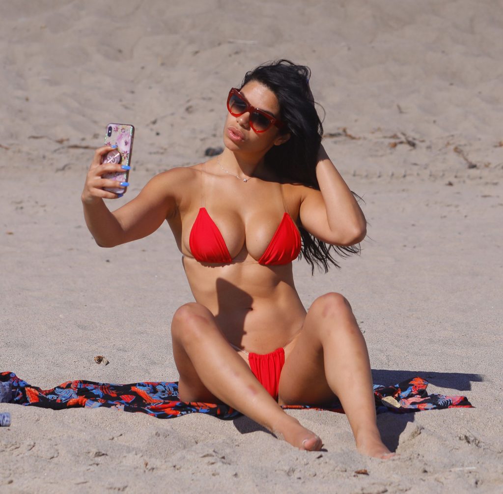 Voluptuous Brunette Suelyn Medeiros Wearing Skimpy Bikini in Malibu gallery, pic 14