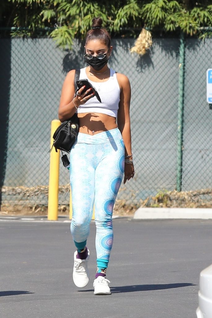 Sexy Brunette Vanessa Hudgens Looks Amazing in Skintight Sportswear gallery, pic 2