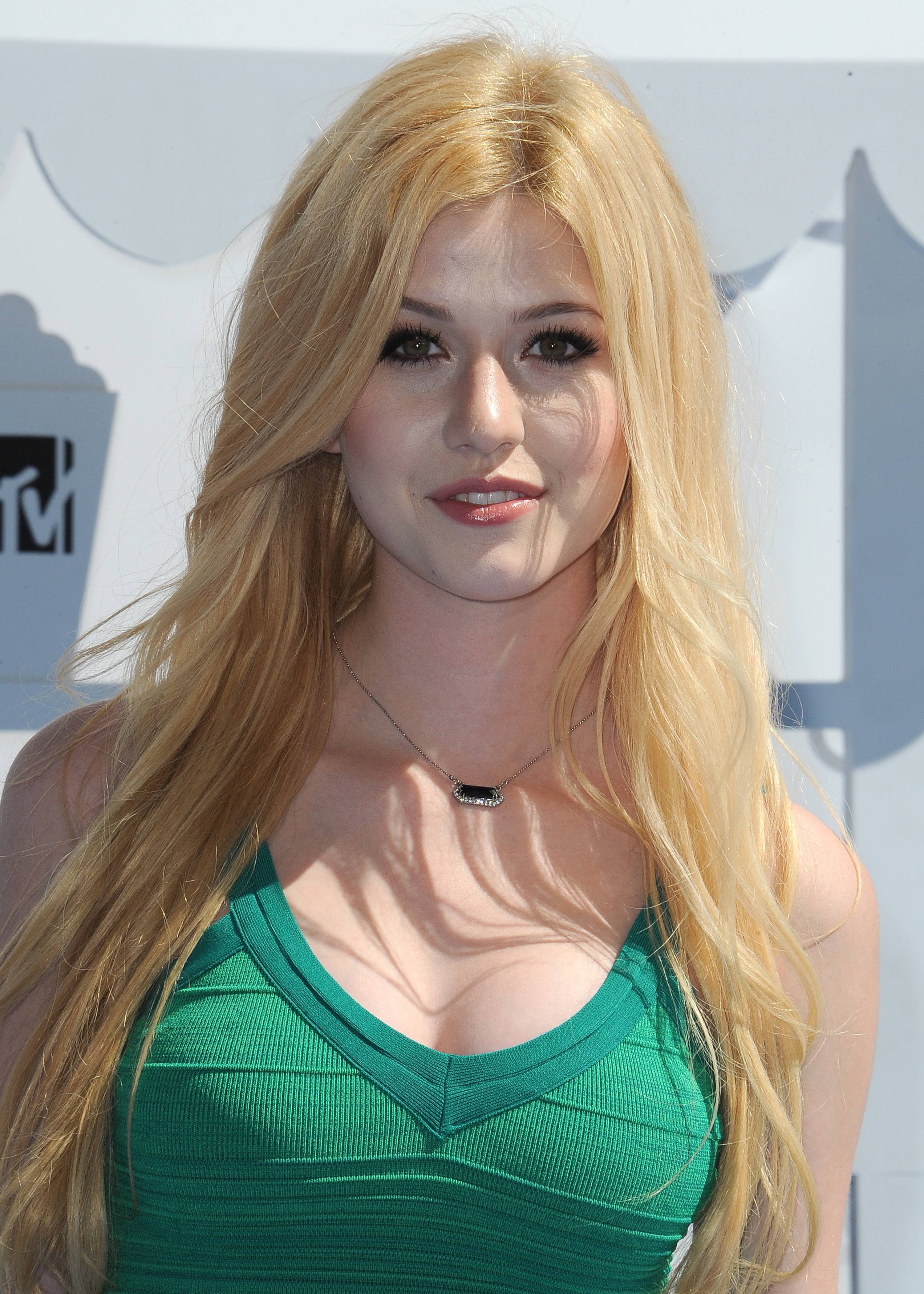 Slim Beauty Katherine McNamara Puts on a Very Leggy Display gallery, pic 5