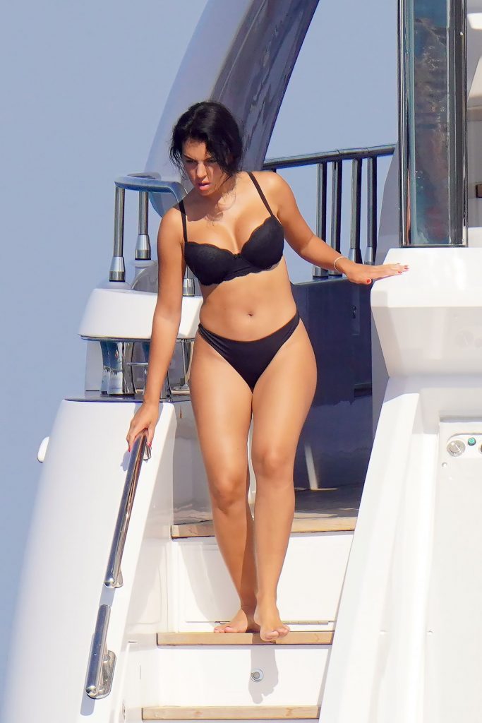 Dark-Haired Beauty Georgina Rodriguez Shows Her Perfect Bikini Body gallery, pic 4