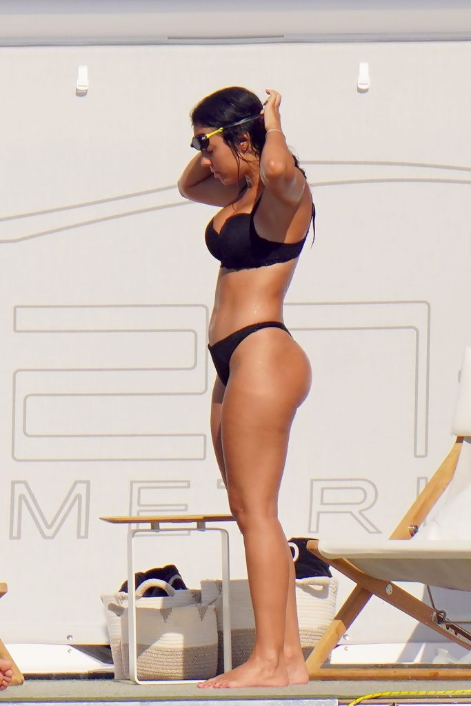 Dark-Haired Beauty Georgina Rodriguez Shows Her Perfect Bikini Body gallery, pic 84