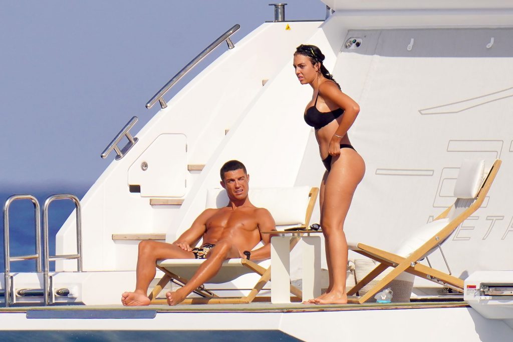 Dark-Haired Beauty Georgina Rodriguez Shows Her Perfect Bikini Body gallery, pic 102