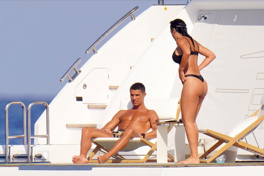 Dark-Haired Beauty Georgina Rodriguez Shows Her Perfect Bikini Body gallery, pic 104