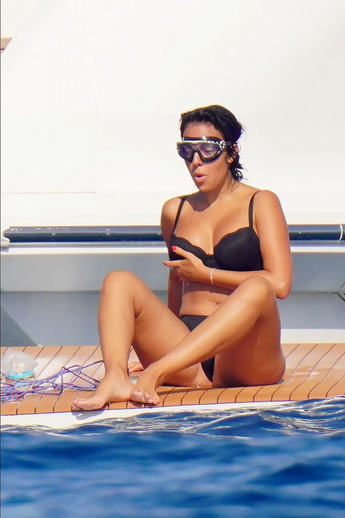 Dark-Haired Beauty Georgina Rodriguez Shows Her Perfect Bikini Body gallery, pic 16