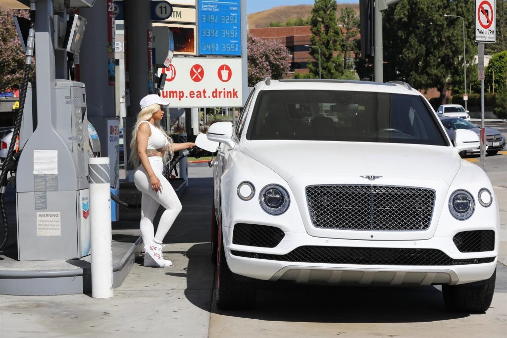 Voluptuous Blac Chyna Showing Her Curves Whilst Pumping Gas gallery, pic 20