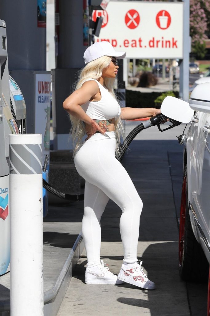 Voluptuous Blac Chyna Showing Her Curves Whilst Pumping Gas gallery, pic 32