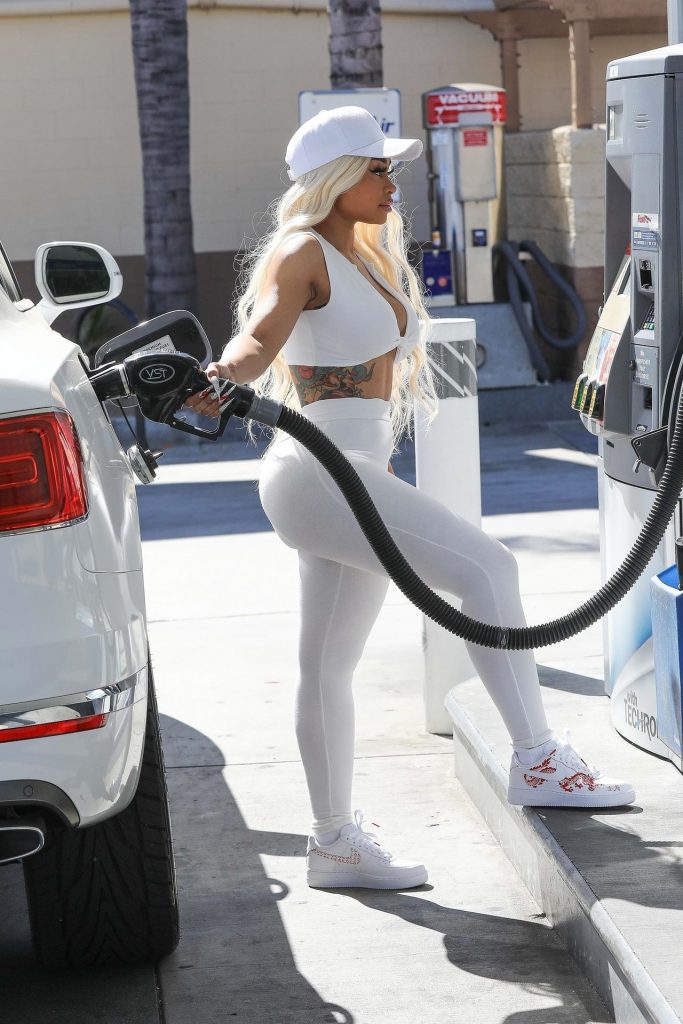 Voluptuous Blac Chyna Showing Her Curves Whilst Pumping Gas gallery, pic 40