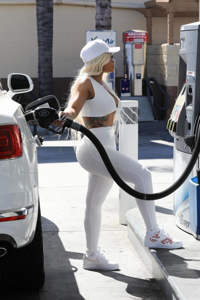 Voluptuous Blac Chyna Showing Her Curves Whilst Pumping Gas gallery, pic 52