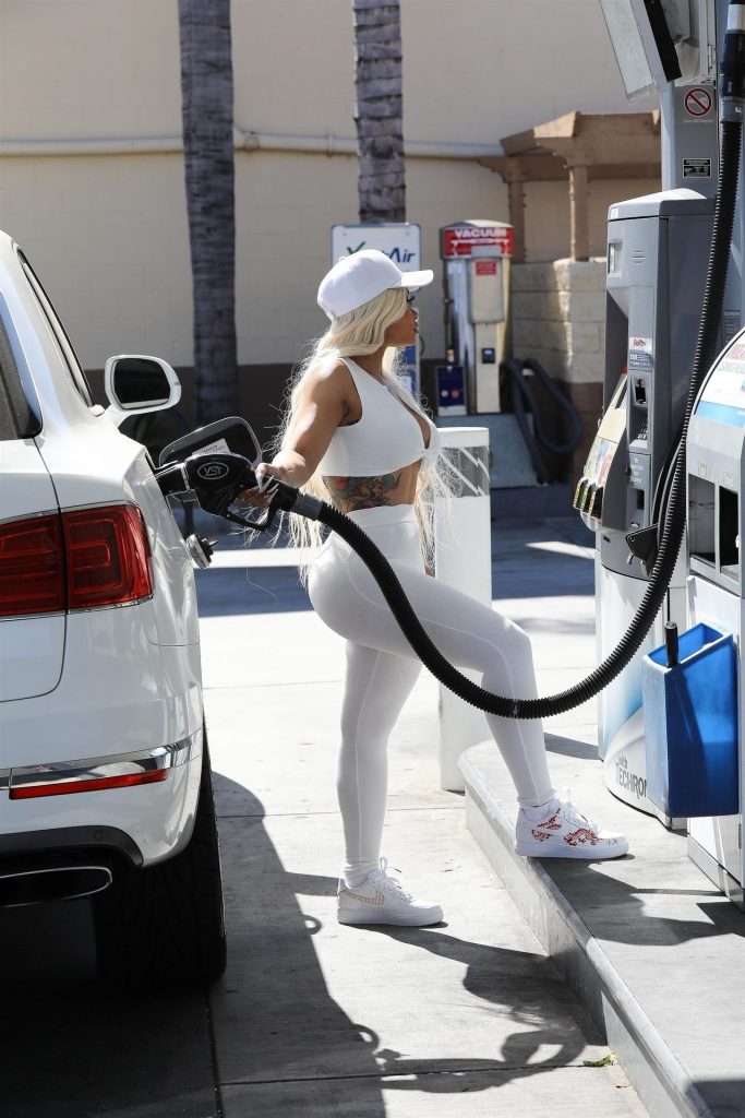 Voluptuous Blac Chyna Showing Her Curves Whilst Pumping Gas gallery, pic 56