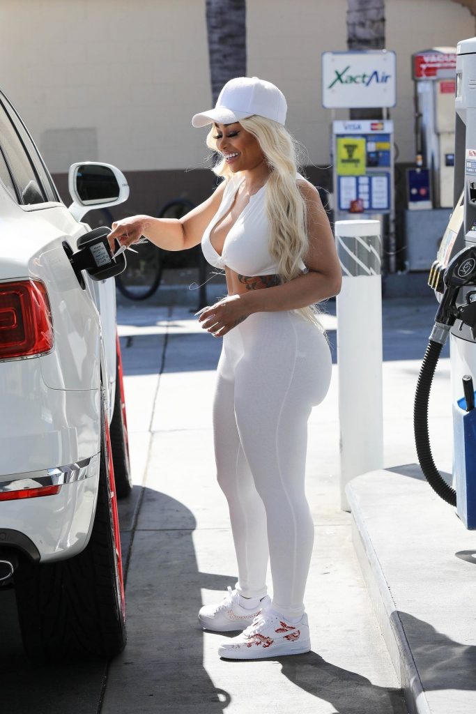 Voluptuous Blac Chyna Showing Her Curves Whilst Pumping Gas gallery, pic 6
