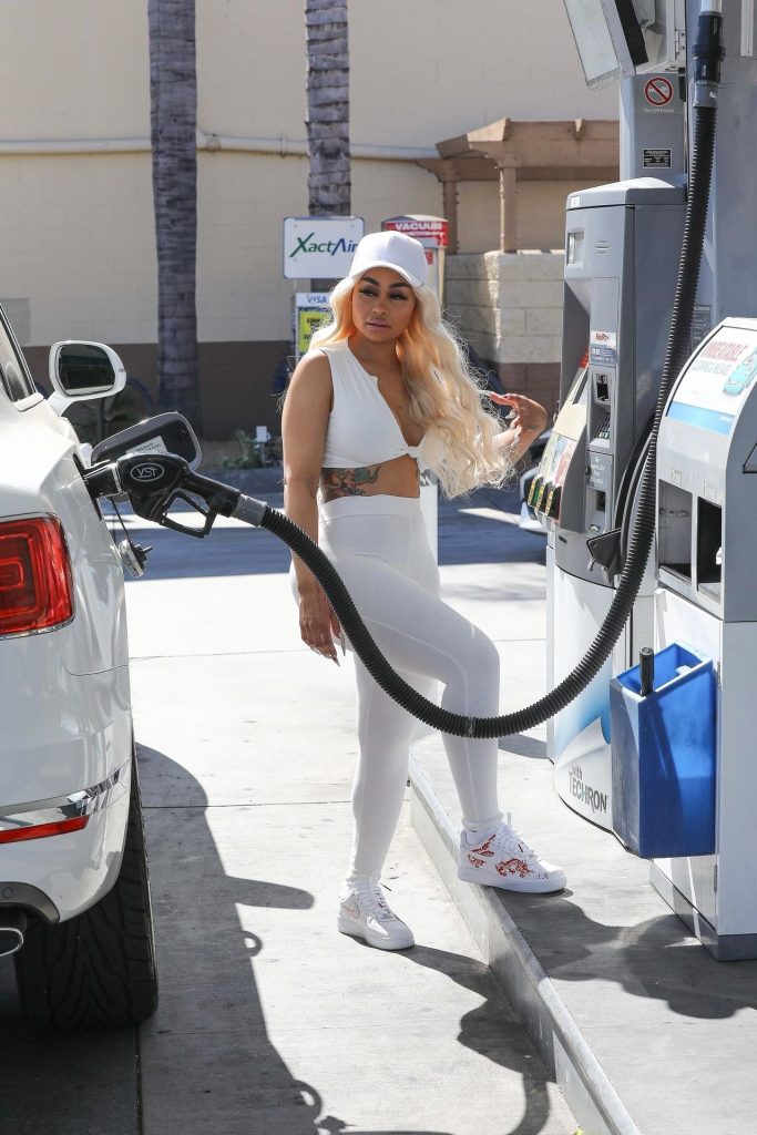 Voluptuous Blac Chyna Showing Her Curves Whilst Pumping Gas gallery, pic 80