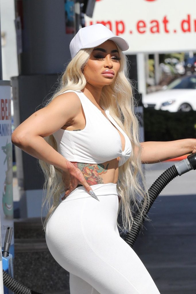 Voluptuous Blac Chyna Showing Her Curves Whilst Pumping Gas gallery, pic 98