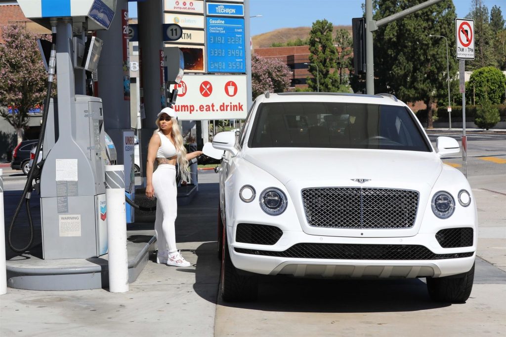 Voluptuous Blac Chyna Showing Her Curves Whilst Pumping Gas gallery, pic 16