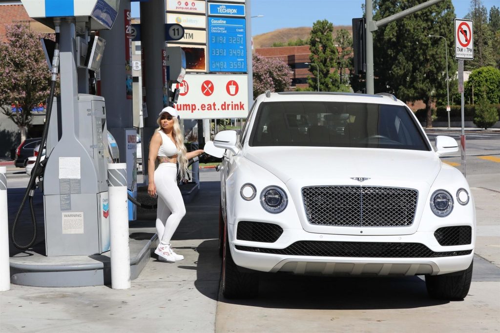 Voluptuous Blac Chyna Showing Her Curves Whilst Pumping Gas gallery, pic 18