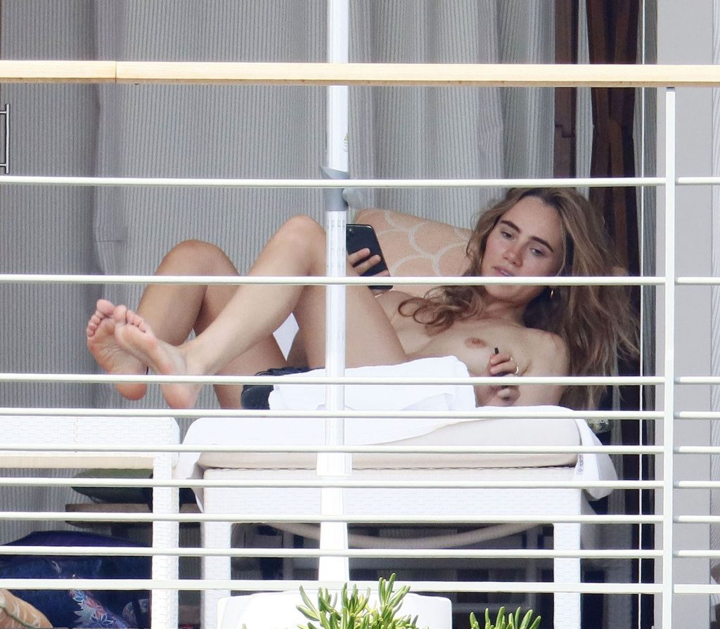 Topless Sunbather Suki Waterhouse Showing Her Perfect Breasts in High Quality gallery, pic 4