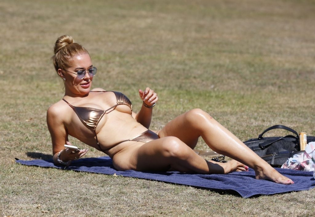 Blond-Haired Attention Whore Aisleyne Horgan-Wallace Strips to Her Bikini gallery, pic 34