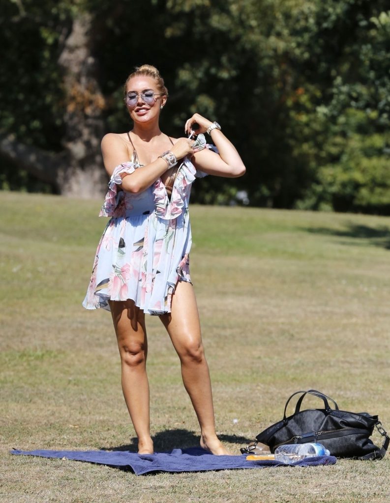 Blond-Haired Attention Whore Aisleyne Horgan-Wallace Strips to Her Bikini gallery, pic 16