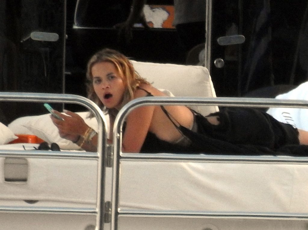 Sexy Singer Rita Ora Looking Amazing on a Yacht gallery, pic 2