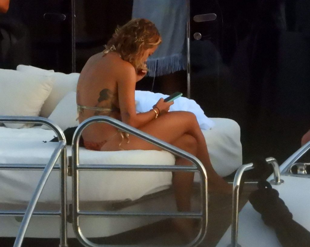 Sexy Singer Rita Ora Looking Amazing on a Yacht gallery, pic 22