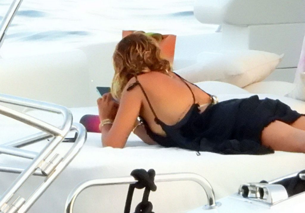 Sexy Singer Rita Ora Looking Amazing on a Yacht gallery, pic 24