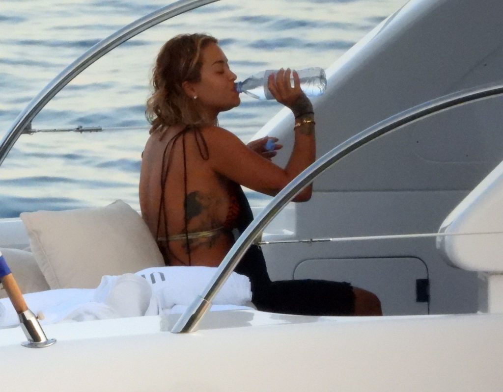 Sexy Singer Rita Ora Looking Amazing on a Yacht gallery, pic 28