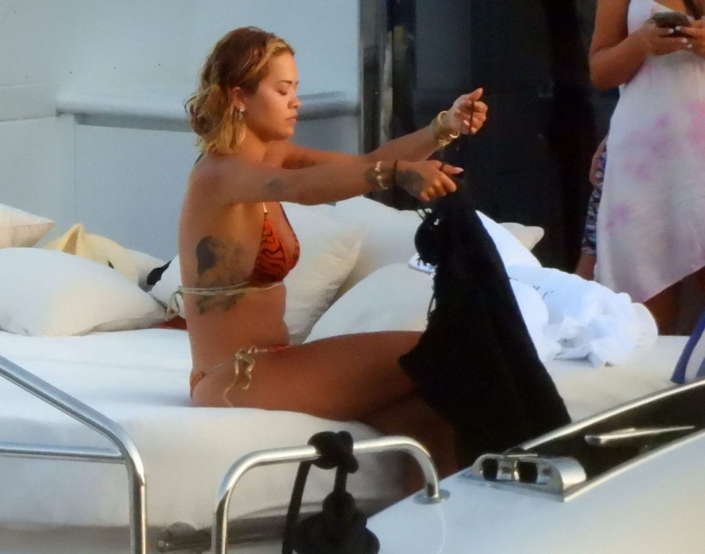 Sexy Singer Rita Ora Looking Amazing on a Yacht gallery, pic 30