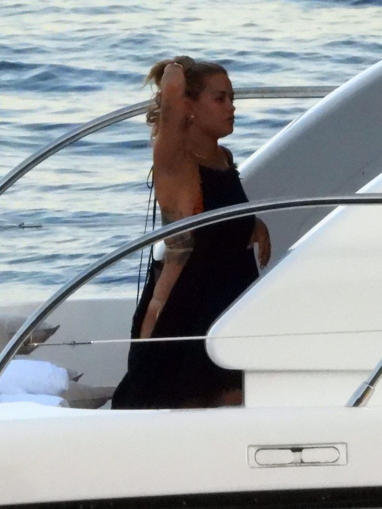 Sexy Singer Rita Ora Looking Amazing on a Yacht gallery, pic 34