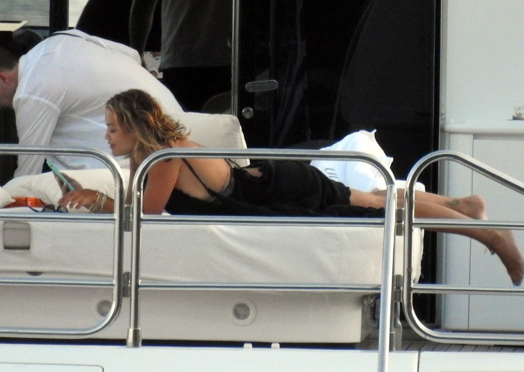 Sexy Singer Rita Ora Looking Amazing on a Yacht gallery, pic 42