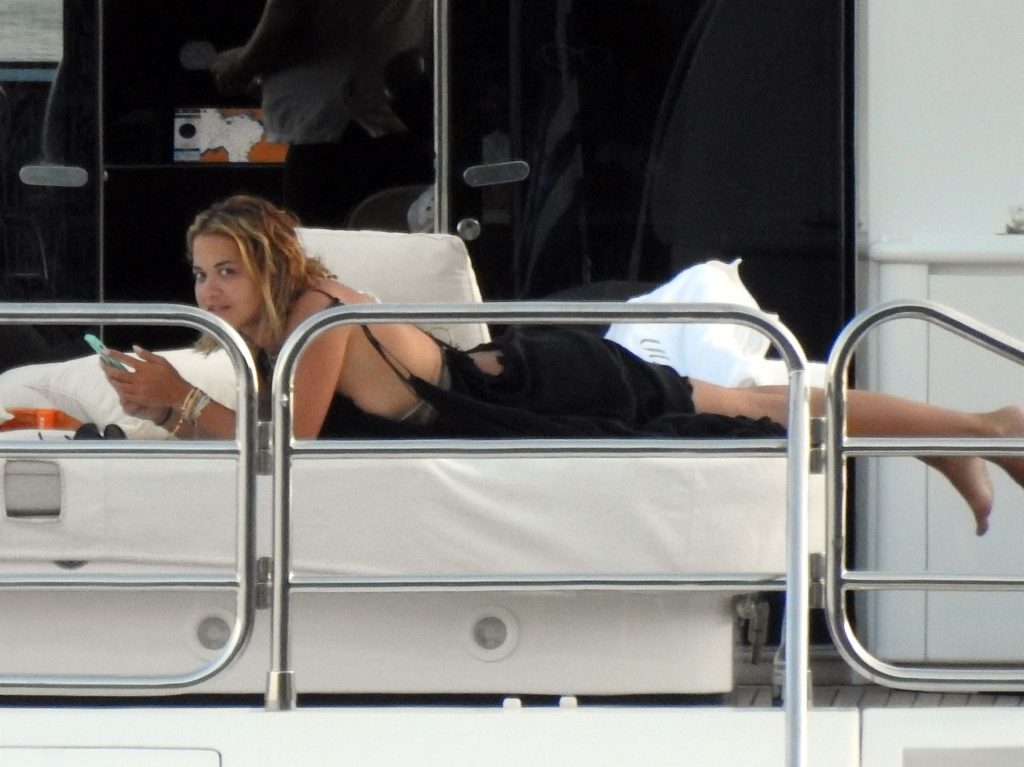 Sexy Singer Rita Ora Looking Amazing on a Yacht gallery, pic 44