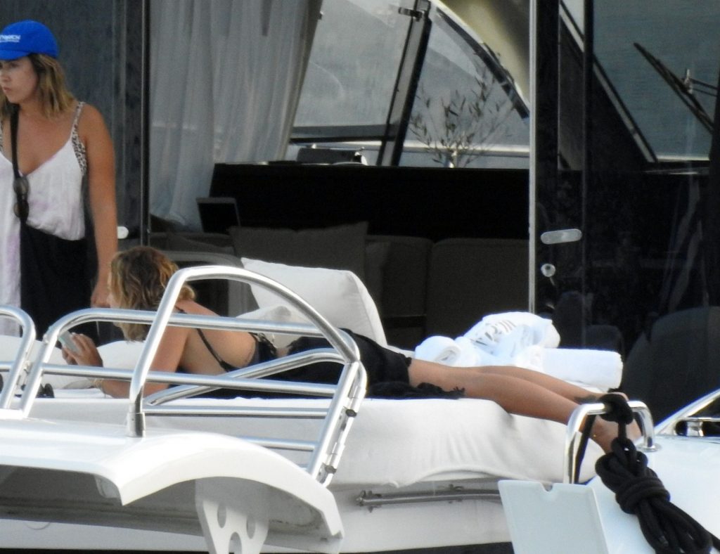 Sexy Singer Rita Ora Looking Amazing on a Yacht gallery, pic 48