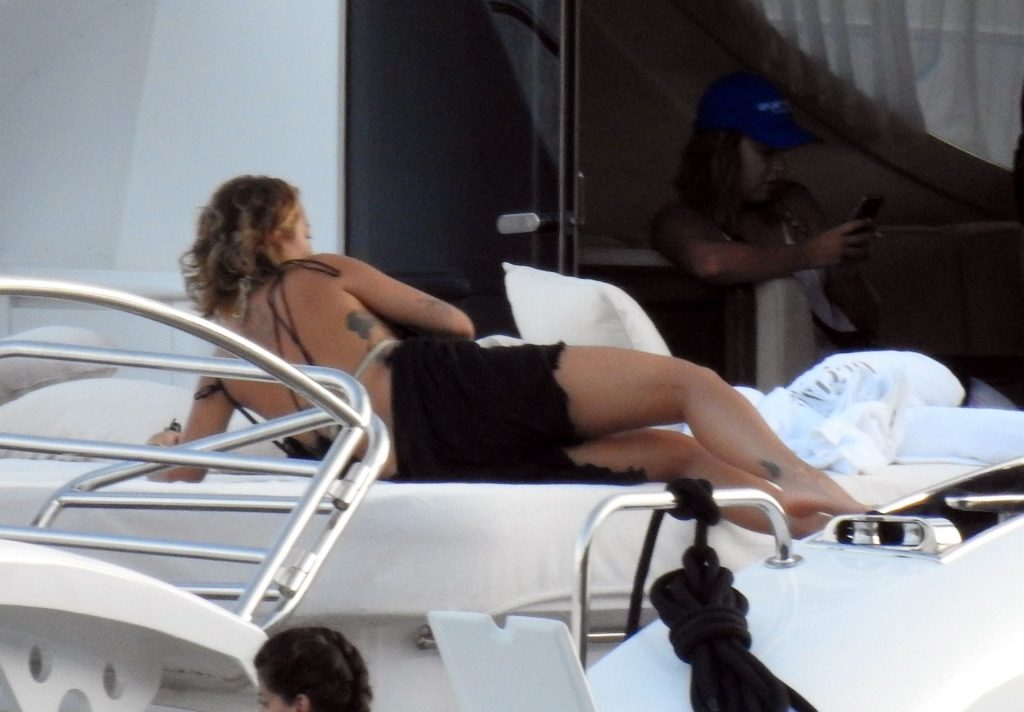 Sexy Singer Rita Ora Looking Amazing on a Yacht gallery, pic 50