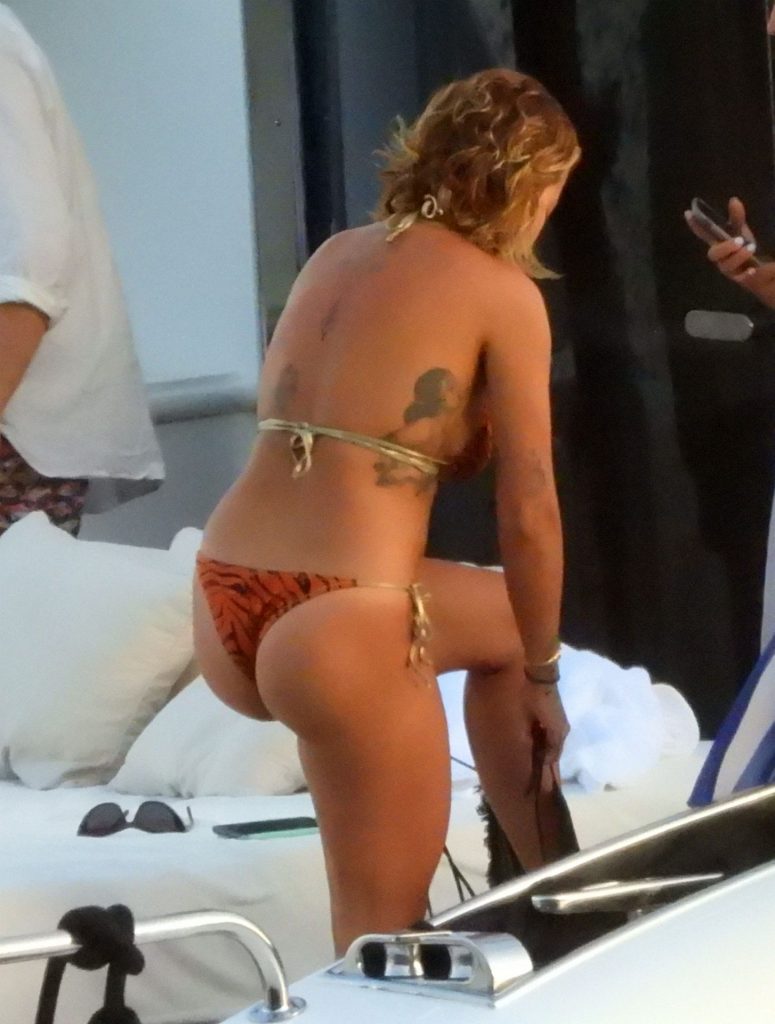 Sexy Singer Rita Ora Looking Amazing on a Yacht gallery, pic 52