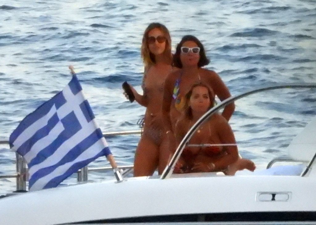 Sexy Singer Rita Ora Looking Amazing on a Yacht gallery, pic 6