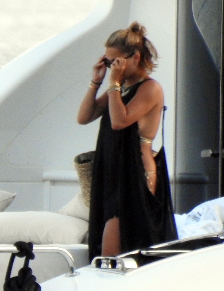 Sexy Singer Rita Ora Looking Amazing on a Yacht gallery, pic 66
