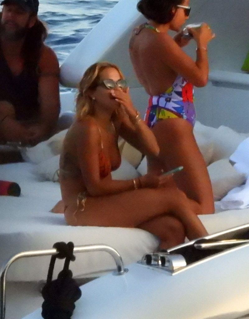 Sexy Singer Rita Ora Looking Amazing on a Yacht gallery, pic 8