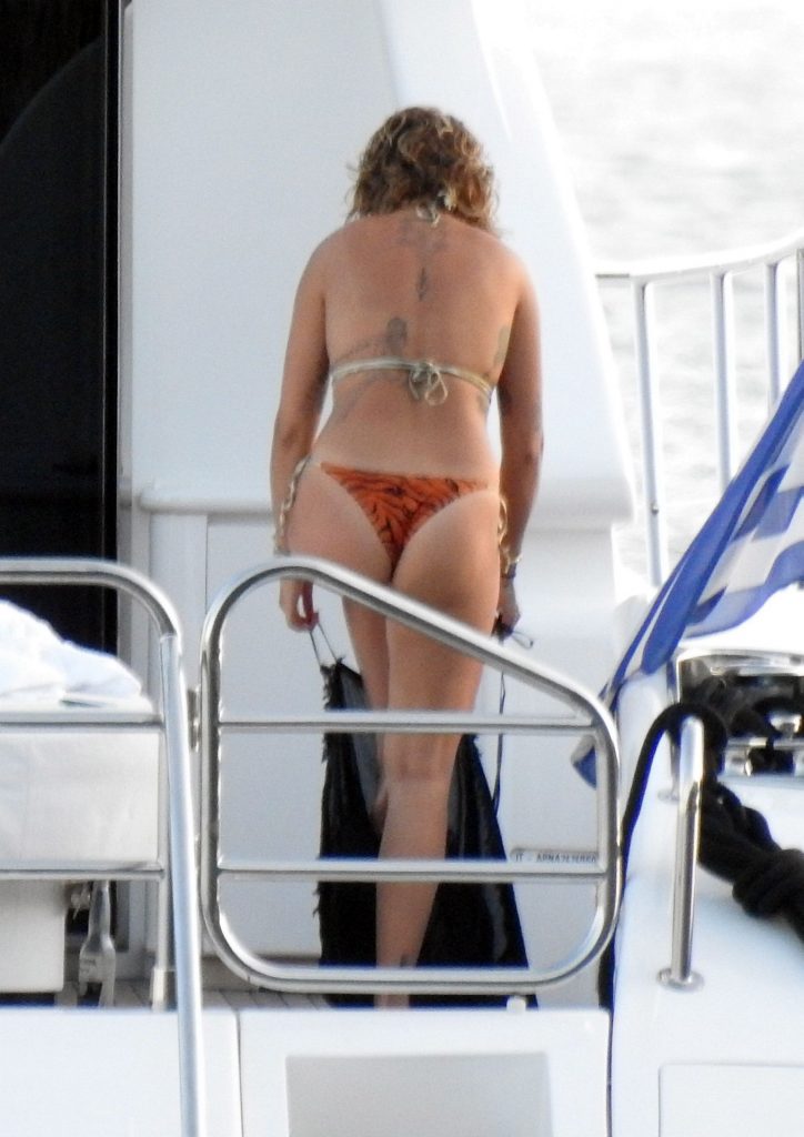 Sexy Singer Rita Ora Looking Amazing on a Yacht gallery, pic 112