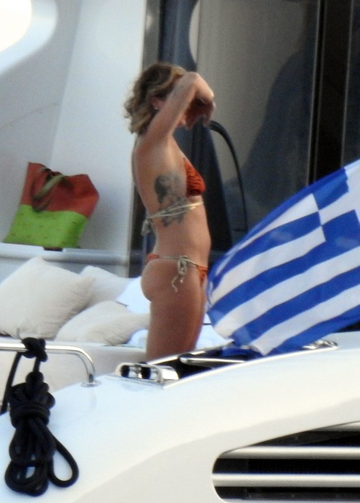 Sexy Singer Rita Ora Looking Amazing on a Yacht gallery, pic 14