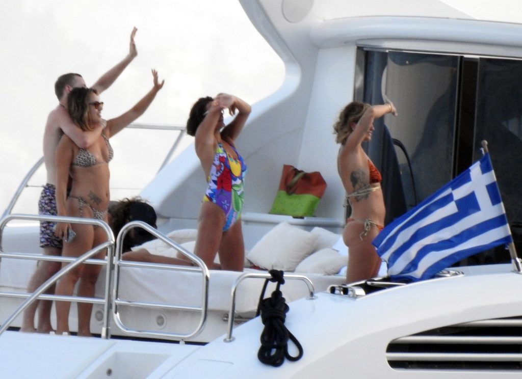 Sexy Singer Rita Ora Looking Amazing on a Yacht gallery, pic 16