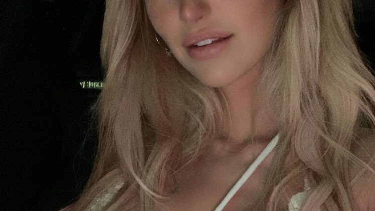 Supple Blondie Briana Jungwirth Showing Her Perfect Abs in an Eye-Catching Get-Up