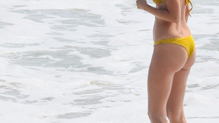 Caroline D’Amore Displaying Her Slim Bikini Bod