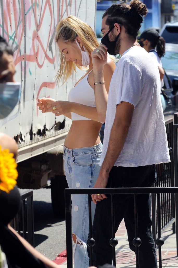 Slim Blonde Beauty Alexis Ren Flaunting Her Perfect Abs Outdoors gallery, pic 54
