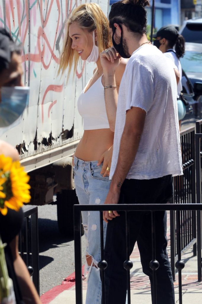 Slim Blonde Beauty Alexis Ren Flaunting Her Perfect Abs Outdoors gallery, pic 56