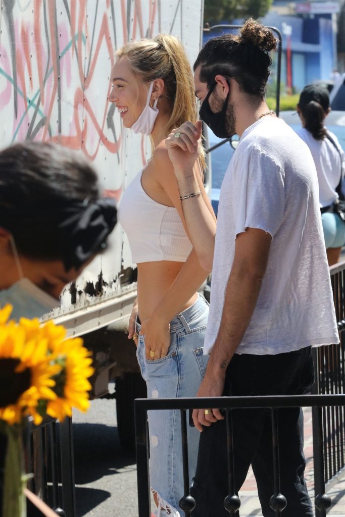 Slim Blonde Beauty Alexis Ren Flaunting Her Perfect Abs Outdoors gallery, pic 64