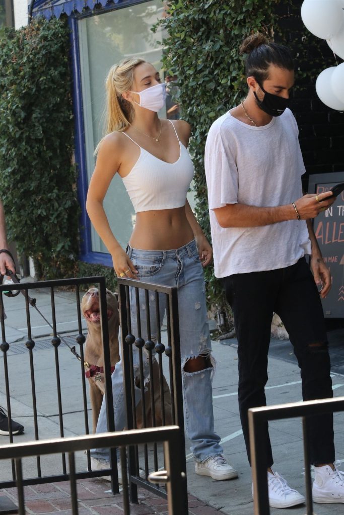 Slim Blonde Beauty Alexis Ren Flaunting Her Perfect Abs Outdoors gallery, pic 70