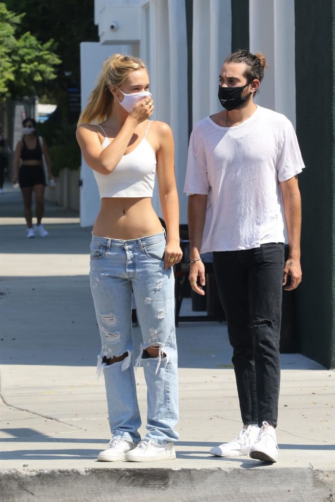 Slim Blonde Beauty Alexis Ren Flaunting Her Perfect Abs Outdoors gallery, pic 86