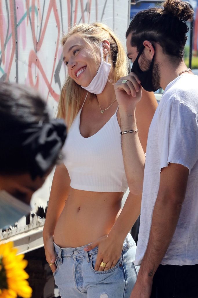 Slim Blonde Beauty Alexis Ren Flaunting Her Perfect Abs Outdoors gallery, pic 10