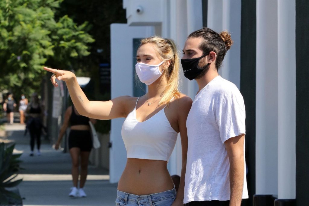Slim Blonde Beauty Alexis Ren Flaunting Her Perfect Abs Outdoors gallery, pic 12
