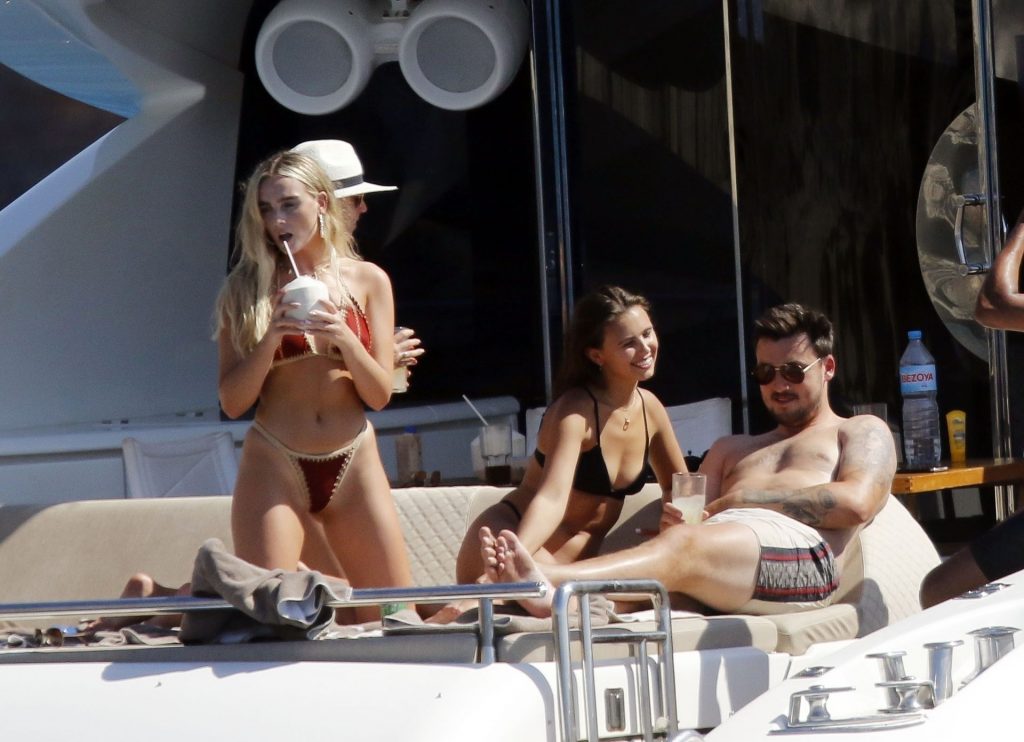 Lean Blonde Perrie Edwards Shows Her Legendary Ass in a Tiny Bikini gallery, pic 38